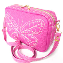 Różowa pikowana prostokątna torebka damska MAJA z motylem