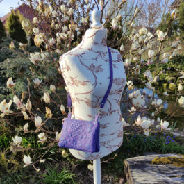 Mała torebka damska z wieloma przegródkami – EMI fioletowa abstrakcja