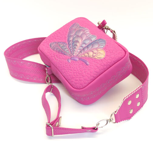 Amarantowa saszetka z szerokim paskiem różowa mini torebka na ramię damska torebka z motylem różowa pikowana torebka na zamówienie modna mała saszetka z szerokim paskiem