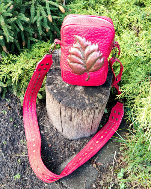 Czerwona mała ozdobna torebka z szerokim paskiem rękodzieło torebka handmade z liściem torebka ręcznie malowana torebka na zamówienie