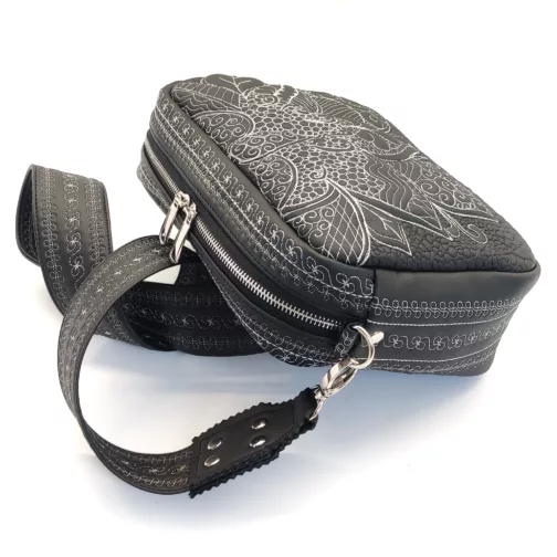 czarna torebka damska z szerokim paskiem torebka prostokątna torebka typu box pikowana unikatowa torebka handmade
