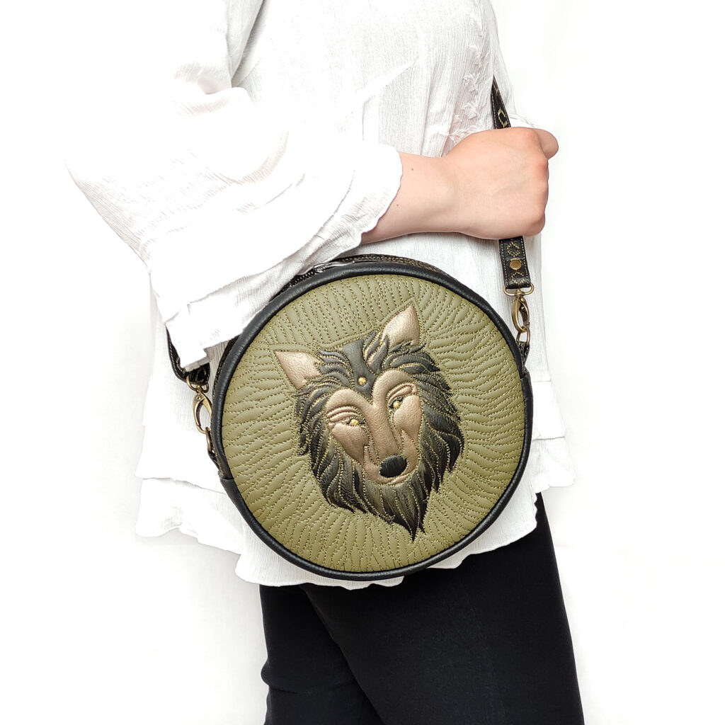 torebka okrągła z wilkiem artystyczna torebka unikwtowa torebka crossbody pikowana torebka handmade torebka na ramię rękodzieło