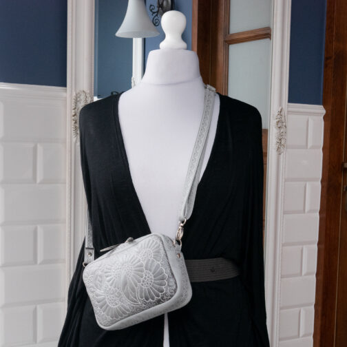 Mała torebka na długim pasku ozdobna mini torebeczka saszetka na telefon mała prostokatna torebka damska (3)