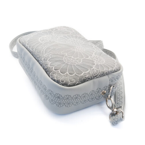 szaro srebrna mała torebka z szerokim paskiem mini torebka crossbody mała torebka box na grubym pasku unikatowa torebka handmade