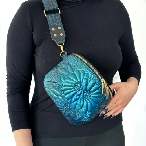 niebiesko zielona pikowana unikatowa nerka damska z szerokim paskiem mała torebka crossbody granatowa metaliczna nerka półokrągła haftowana torebka handmade