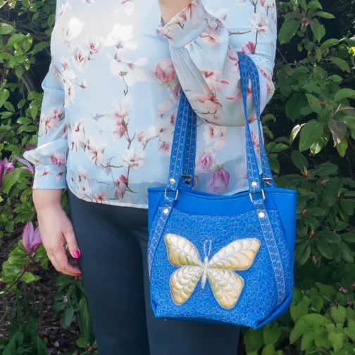 elegancka chabrowa torebka damska unikatowa pikowana torebka z motylem torebka na przyjęcie niebieska shopperka