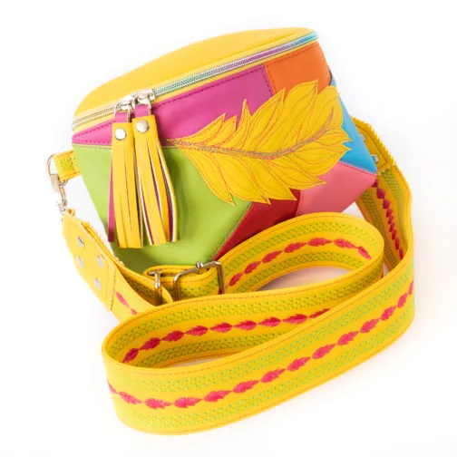 żółta patchworkowa kolorowa torebka nerka damska z szerokim paskiem unikatowa mała torebka boho z chwostami słoneczna torebkonerka z frędzlami