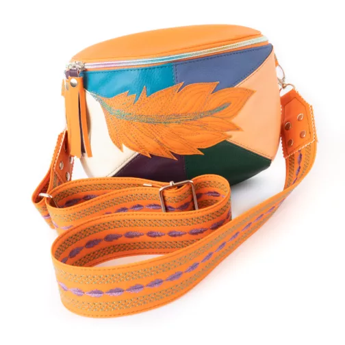 pomarańczowa patchworkowa kolorowa torebka nerka damska z szerokim paskiem unikatowa mała torebka boho z chwostami torebkonerka z frędzlami