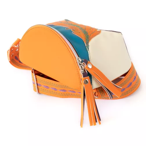 pomarańczowa patchworkowa kolorowa torebka nerka damska z szerokim paskiem unikatowa mała torebka boho z chwostami torebkonerka z frędzlami