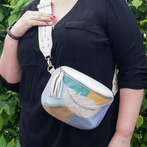 pastelowa torebka damska torebkonerka z szerokim paskiem unikatowa pikowana nerka boho z piórkiem mała torebka crossbody z frędzlami