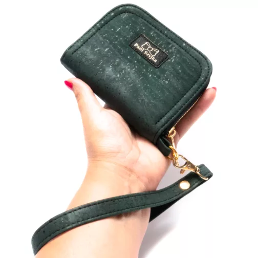 zielony ciemny mały portfel damski z paskiem elegancki klasyczny portfel z korka ciemnozielony wegański portfel zapinany na zamek