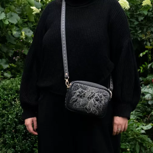 mała czarna torebka damska na długim pasku unikatowa pikowana mini torebka na ramię czarna mała prostkokątna torebka na wesele torebka retro vintage