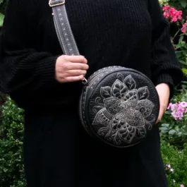 Czarna okrągła torebka damska GAJA z kwiatem