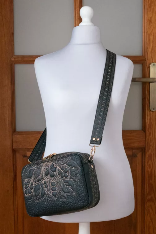 unikatowa pikowana torebka damska listonoszka handmade czarna prostokątna torebka damska z szerokim paskiem torebka z eko skóry na zamówienie