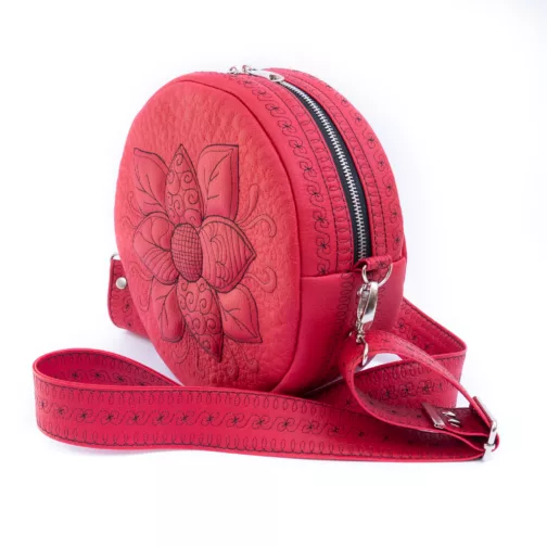 czerwona okrągła torebka damska na ramię unikatowa polska torebka handmade pikowana okrągła listonoszka damska