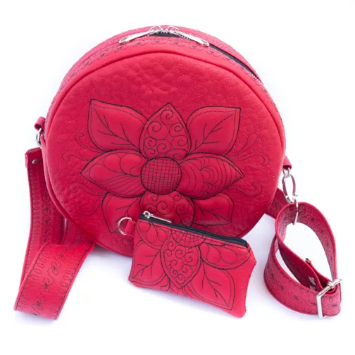 czerwona okrągła torebka damska na ramię unikatowa polska torebka handmade pikowana okrągła listonoszka damska