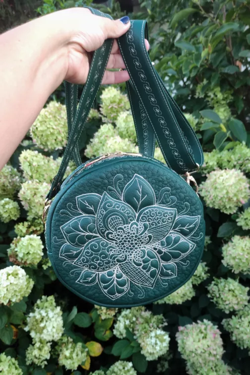 zielona okrągła torebka damska pikowana torebka damska unikatowa torebka na ramię torebka w stylu retro zielona torebka z eko skóry artystyczna torebka igłą malowana