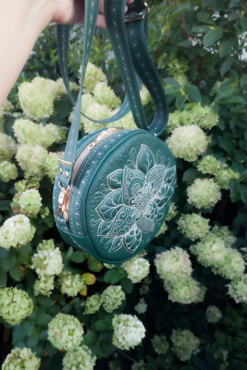 zielona okrągła torebka damska pikowana torebka damska unikatowa torebka na ramię torebka w stylu retro zielona torebka z eko skóry artystyczna torebka igłą malowana