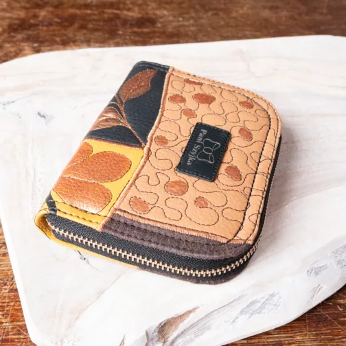 Brązowy średni portfel damski z eko skóry unikatowy portfel damski na zamek ręcznie malowany kolorowy patchworkowy portfel na karty prezent dla kobiety prezent dla niej