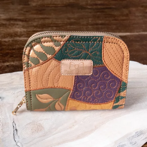 Zielono karmelowo śliwkowy fioletowy średni portfel damski z eko skóry unikatowy portfel damski na zamek ręcznie malowany kolorowy patchworkowy portfel na karty prezent dla kobiety prezent dla niej