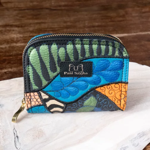 Czarno granatowy średni portfel damski z eko skóry unikatowy portfel damski na zamek ręcznie malowany kolorowy patchworkowy portfel na karty prezent dla kobiety prezent dla niej