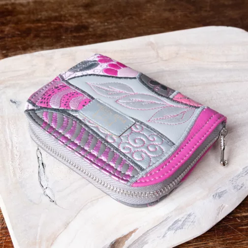 szaro różowy średni portfel damski z eko skóry unikatowy portfel damski na zamek ręcznie malowany kolorowy patchworkowy portfel na karty prezent dla kobiety prezent dla niej