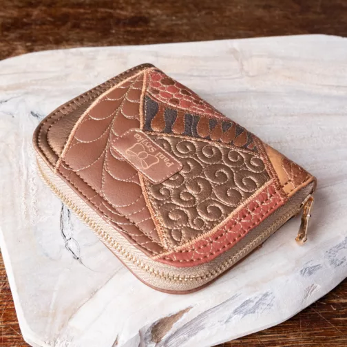 Brązowo karmelowy koniakowy średni portfel damski z eko skóry unikatowy portfel damski na zamek ręcznie malowany kolorowy patchworkowy portfel na karty prezent dla kobiety prezent dla niej