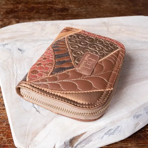 Brązowo karmelowy koniakowy średni portfel damski z eko skóry unikatowy portfel damski na zamek ręcznie malowany kolorowy patchworkowy portfel na karty prezent dla kobiety prezent dla niej