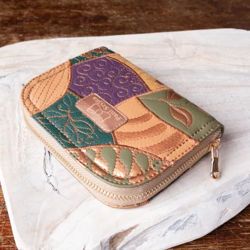 Zielono karmelowo śliwkowy fioletowy średni portfel damski z eko skóry unikatowy portfel damski na zamek ręcznie malowany kolorowy patchworkowy portfel na karty prezent dla kobiety prezent dla niej brązowy portfel damski