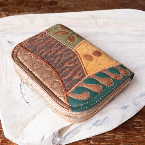 Zielono karmelowo śliwkowy fioletowy średni portfel damski z eko skóry unikatowy portfel damski na zamek ręcznie malowany kolorowy patchworkowy portfel na karty prezent dla kobiety prezent dla niej brązowy portfel damski