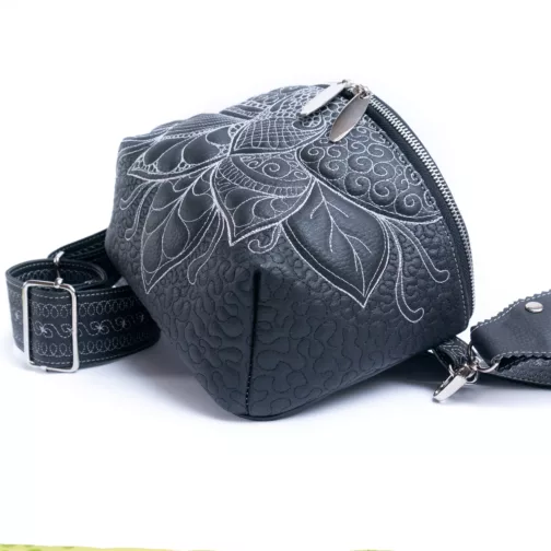 unikatowa pikowana czarna torebka damska mała torebka crossbody półokrągła nerka damska z szerokim paskiem haftowana torebka handmade pomysł na prezent