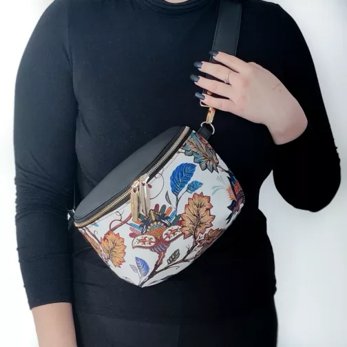 czarna półokrągła nerka damska z ozdobnym szerokim paskiem unikatowa torebka handmade nerka damska na zamówienie
