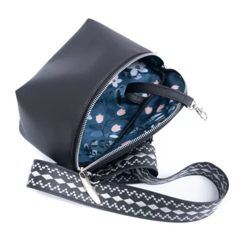 czarna półokrągła nerka damska z ozdobnym szerokim paskiem unikatowa torebka handmade nerka damska na zamówienie