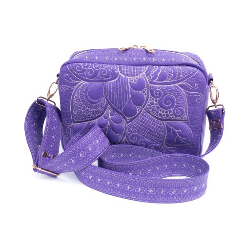 fioletowa prostokątna torebka damska z szerokim ozdobnym paskiem unikatowa torebka na ramię kolorowa torebka handmade