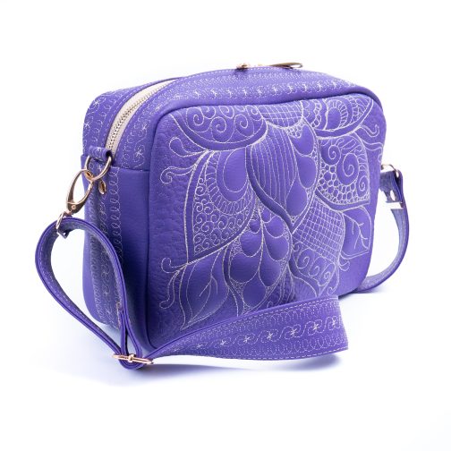 fioletowa prostokątna torebka damska z szerokim ozdobnym paskiem unikatowa torebka na ramię kolorowa torebka handmade